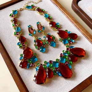 Ensemble de bijoux vintage avec de gros strass rouges en goutte et des gemmes colorées