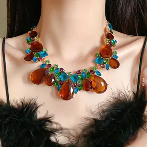 Gros plan d'un collier vintage avec des cristaux colorés en forme de larme sur mannequin