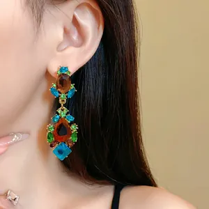 Gros plan de boucles d'oreilles vintage de luxe avec des strass colorés étincelants