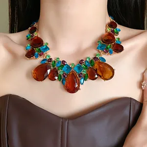 Gros plan d'un collier vintage avec des cristaux en forme de goutte d'ambre et bleus.