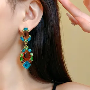 Vue détaillée de boucles d'oreilles pendantes vintage en strass multicolores