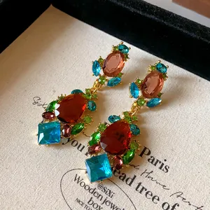 Détail en gros plan de boucles d'oreilles vintage avec des strass en cristal multicolores