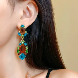 Vue détaillée de boucles d'oreilles pendantes vintage avec pierres précieuses colorées