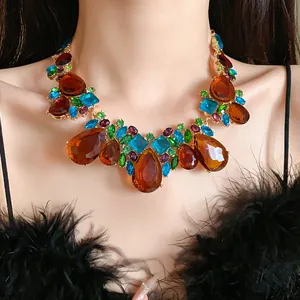 Vue détaillée d'un tour de cou vintage orné de strass colorés en forme de gouttes d'eau