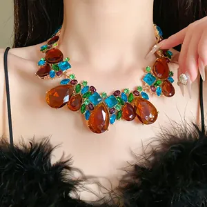 Vue détaillée du collier goutte vintage de luxe avec strass colorés sur un modèle