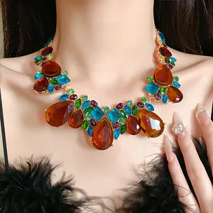 Gros plan d'un collier vintage de luxe orné de strass multicolores en forme de goutte