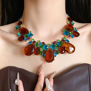 Vue détaillée d'un collier vintage avec des cristaux ambrés en forme de goutte