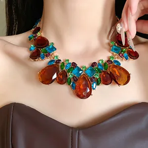 Gros plan d'un collier plastron vintage avec strass multicolores en forme de goutte