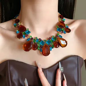 Collier plastron vintage avec cristaux colorés en forme de goutte pour femme mode