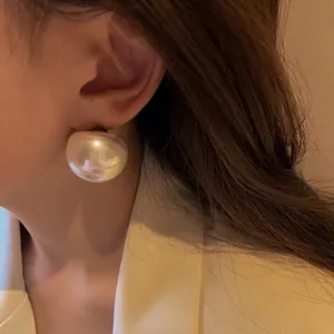 Orecchini a lobo geometrici retrò con perle grandi e aghi in argento per donne