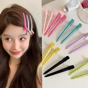 Juego de pinzas para el cabello de colores para peinado y volumen mostradas en una modelo