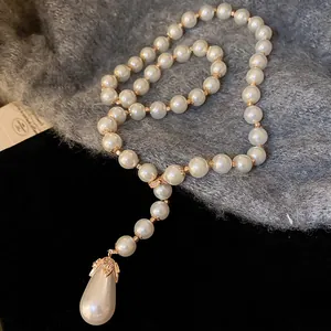 Dettaglio ravvicinato di un'elegante collana di perle a goccia con strass lucidi