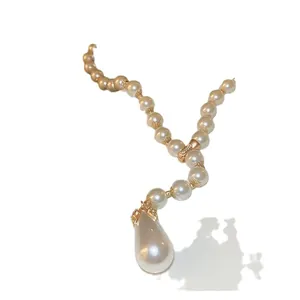 Collana di perle a goccia in stile francese con strass su sfondo bianco puro