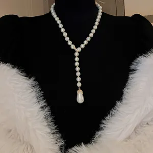 Vista dettagliata dell'elegante collana di perle in stile francese con ciondolo a goccia