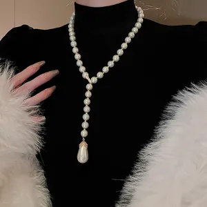 Vista dettagliata di una collana a Y di perle stile francese con pendente a goccia