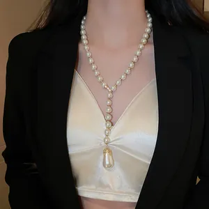 Collana di perle a Y stile francese con ciondolo a goccia di strass su modella