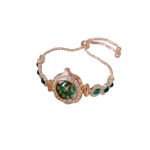 Montre bracelet élégante en or rose avec strass, cadran vert et chaîne réglable coulissante