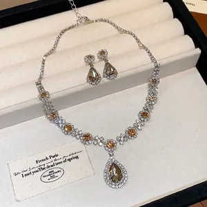 Elegantes Schmuckset im Palaststil mit Wassertropfen und Blumen, Halskette und Ohrringe