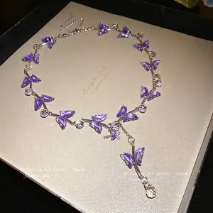 Elegante lila Glas-Schmetterlingshalskette mit Tropfenanhänger und klaren Perlen für Damen.