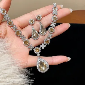 Elegantes Schmuckset im Palaststil mit Teardrop-Blumen und Champagner-Kristallen.