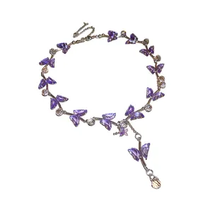 Unregelmäßige lila Glas-Schmetterlingshalskette mit Tropfenanhänger und Silberkette