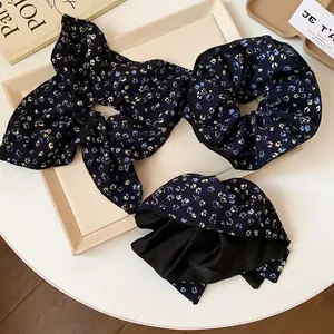 Set di elastici e fascia floreale nera vintage con piccoli fiori blu e gialli delicati