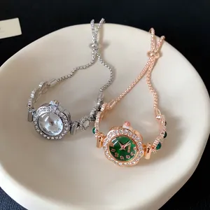 Vue détaillée de deux montres à strass de style français avec bracelets à chaîne réglables
