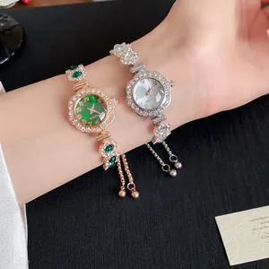 Gros plan d'une élégante montre-bracelet de style français avec détails en strass