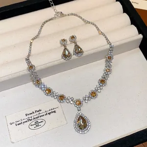 Detailansicht des luxuriösen Schmucksets mit Wassertropfen und Blumenmotiv im Etui