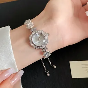 Gros plan élégant d'une montre bracelet à strass de style français portée au poignet