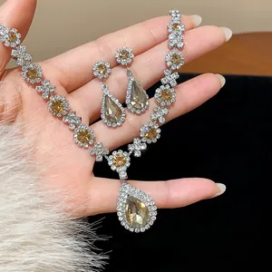 Nahaufnahme von Champagner Wassertropfen und Blumen Strass Halskette und Ohrring Set