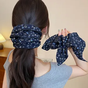 Primo piano di un elastico per capelli vintage a fiori, indossato con eleganza