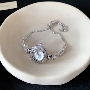 Détail du cadran floral élégant en strass avec chaîne de bracelet argentée ajustable