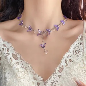 Detaillierte Ansicht einer eleganten Halskette mit lila Glasschmetterlingen auf Spitze