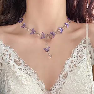 Elegante lila Glas Schmetterling Choker Kette Detailansicht am Modell mit weißer Spitze