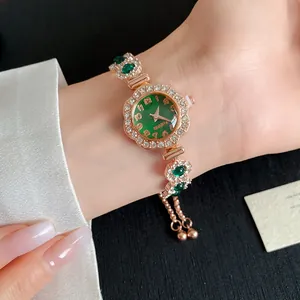 Montre bracelet élégante en or rose avec cadran vert et lunette florale en strass
