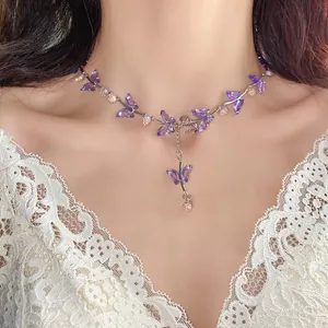 Detaillierte Nahaufnahme einer eleganten lila Glas-Schmetterlingshalskette am Hals