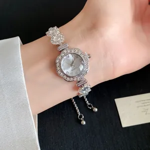 Gros plan d'une montre fleur de luxe française à strass avec bracelet boléro réglable