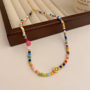 Hochauflösende Detailansicht einer bunten Perlenkette mit Smiley und Blumen-Anhänger