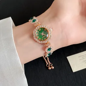 Vue détaillée d'une montre-bracelet de luxe de style français ornée de strass