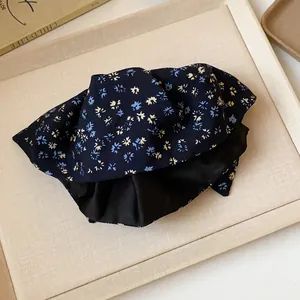 Primo piano di elastico per capelli vintage a fiori blu navy in tessuto