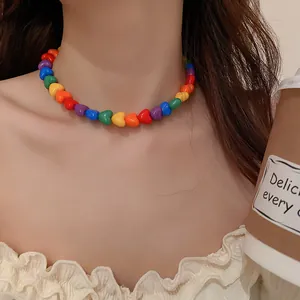 Detaillierte Nahaufnahme einer bunten Regenbogen-Halskette mit Herzperlen am Modell