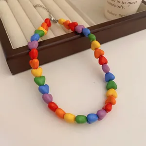 Detailansicht einer regenbogenfarbenen Herz-Perlenkette auf Schmuckdisplay