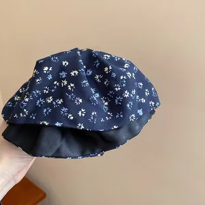 Primo piano dello scrunchie vintage a fiori che mostra la trama del tessuto e la fodera scura