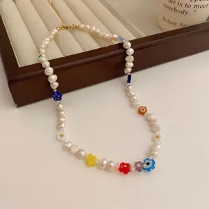 Nahaufnahme einer Barockperlenkette mit bunten Blumenperlen auf Schmucktablett