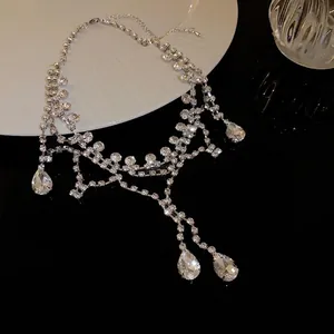 Collier élégant en strass argenté pour femme avec de magnifiques pendentifs goutte