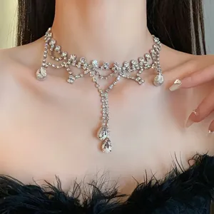 Collier ras du cou élégant et étincelant en strass argenté avec gouttes d'eau pour femmes