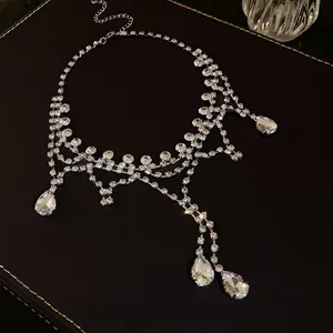 Élégant collier ras du cou géométrique avec strass étincelants et gouttes d'eau