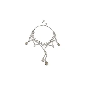 Collier géométrique élégant en strass argenté avec pendentifs en cristal en forme de poire