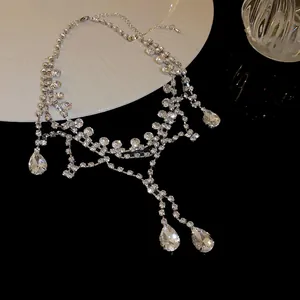 Vue détaillée du collier en strass avec pendentifs en forme de goutte d'eau